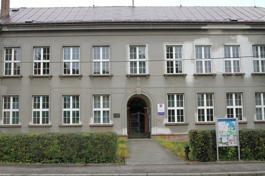 Původně tkalcovská škola, kde Josef v letech 1901-1903 studoval