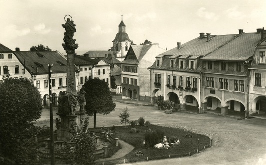 The square in Žacléř in the first half of the 20th Century – in the tavern of Johannes Ziszka called By the German House, in front of which is standing a carriage with horses, resided Josef Čapek in the year 1900