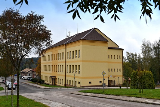 The former bourgeois school in Žacléř which Josef Čapek attended in the year 1900; today the building houses the city library and preschool. 